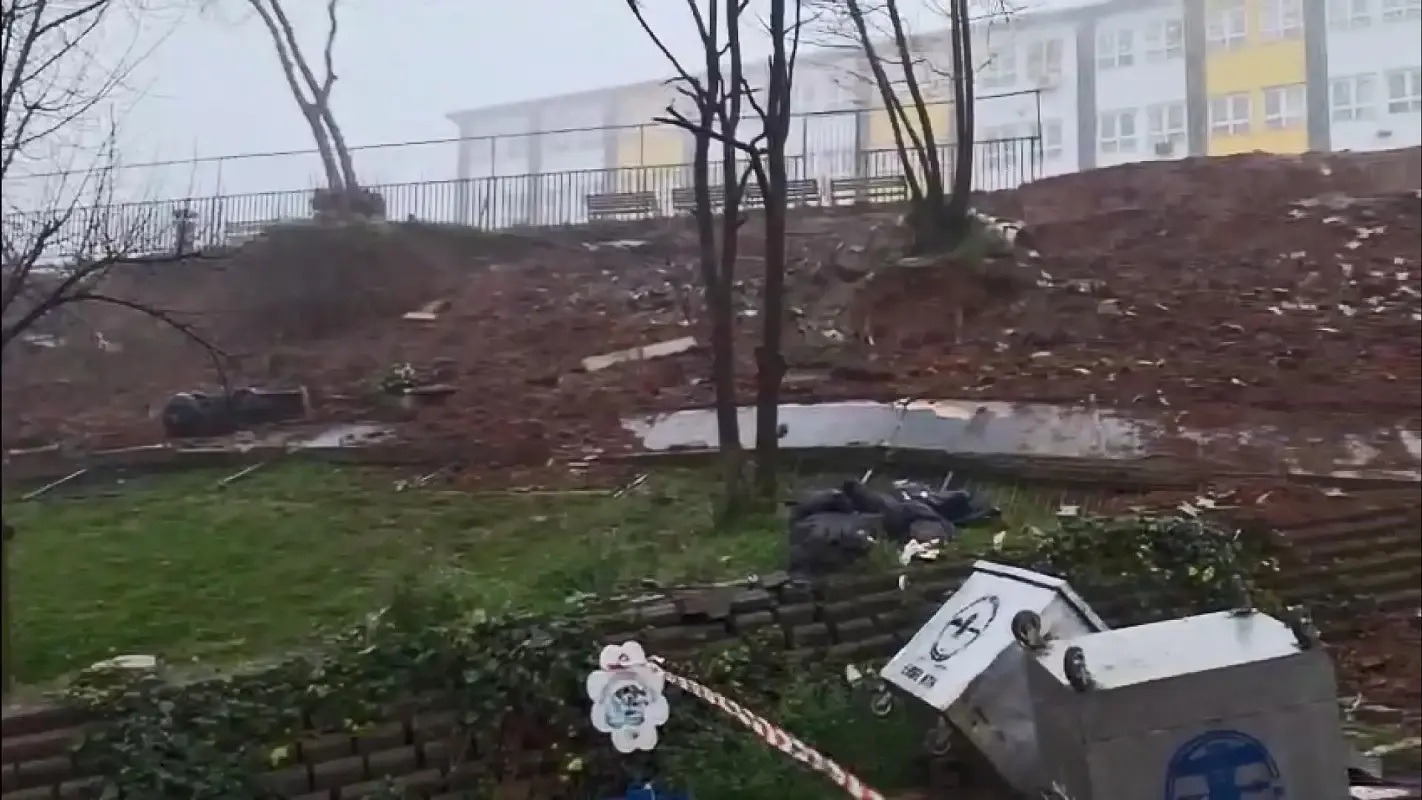Maltepe'de ortaokulun istinat duvarı çöktü 