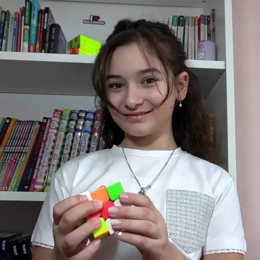 10 yaşındaki Lina dünya birincisi oldu: 153 ülkeyi geride bıraktı