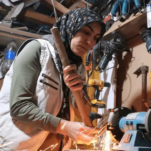 Eşine yardım ederken usta oldu: Çekmece çivileyerek başladı, kendi atölyesini kurdu