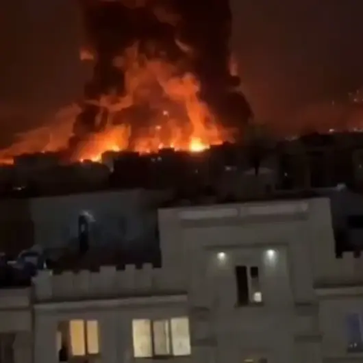 İsrail ve ABD'den İran'a yoğun bombardıman: Tahran'da çıkan devasa yangın kamerada