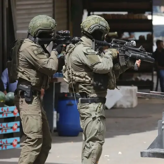 Katil İsrail askerleri Batı Şeria'da biri çocuk 2 Filistinliyi yaraladı