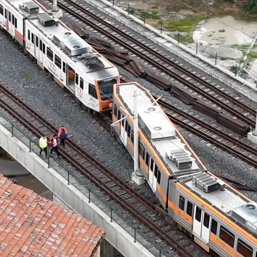Adana'da raydan çıkan metro vagonu direğe çarptı