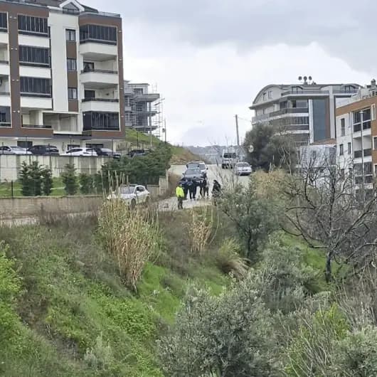 Mudanya’da yağmur sonrası site önündeki yol çöktü