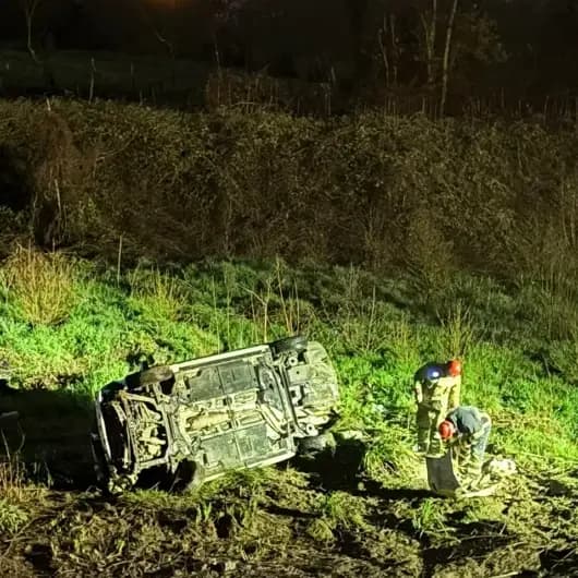 Düzce'de otomobil şarampole devrildi: İki kişi yaralandı