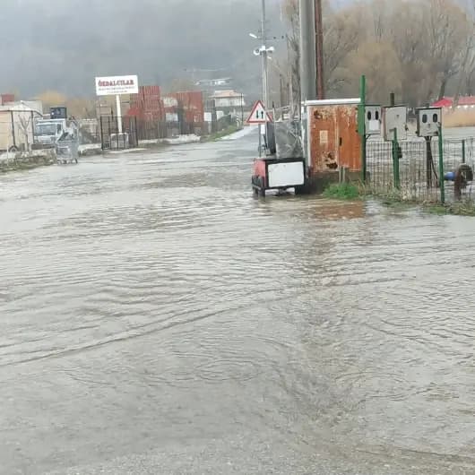 İzmir'de sağanak sonucu Gölcük Gölü taştı