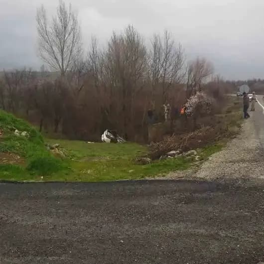 Elazığ’da otomobil dereye uçtu: Üç kişi yaralandı