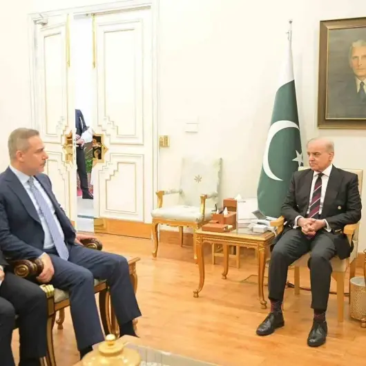 Bakan Fidan ile Pakistan Başbakanı Şerif ateşkese yönelik çabaları ele aldı 