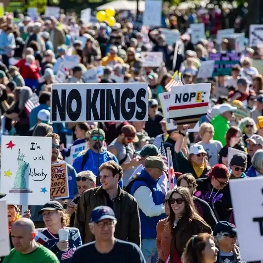 ABD'de 'Krallara Hayır' protestosu: Milyonlarca kişi Trump yönetimine karşı meydanları doldurdu