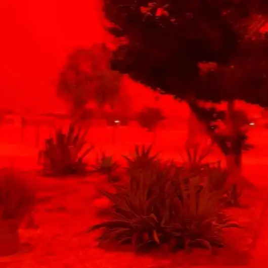 Avustralya’da korkutan manzara: Gökyüzü kan kırmızısına büründü