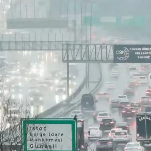 İstanbul’da yağışlı havanın da etkisiyle trafik yoğunluğu yüzde 81’e ulaştı