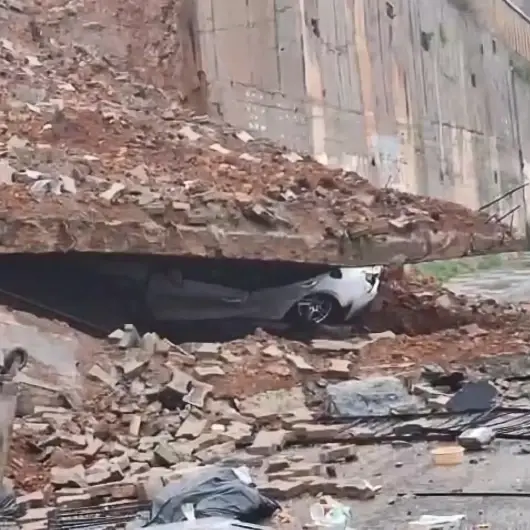 Maltepe'de ortaokulun istinat duvarı çöktü 