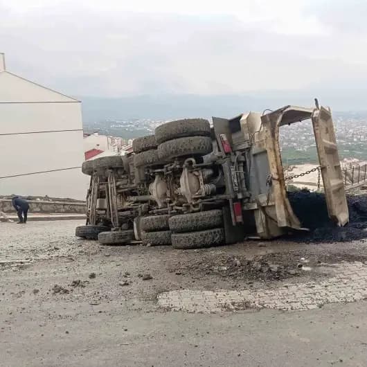 Samandağ’da tır devrildi: Sürücü yaralandı