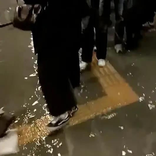 Mecidiyeköy metrosu göle döndü: İşe giden vatandaşlar zor anlar yaşadı