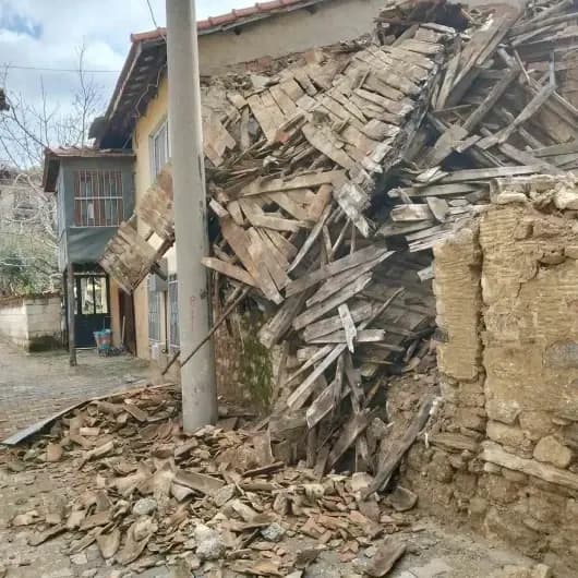 Metruk ev çöktü: Toprak ve ahşap parçaları etrafa savruldu