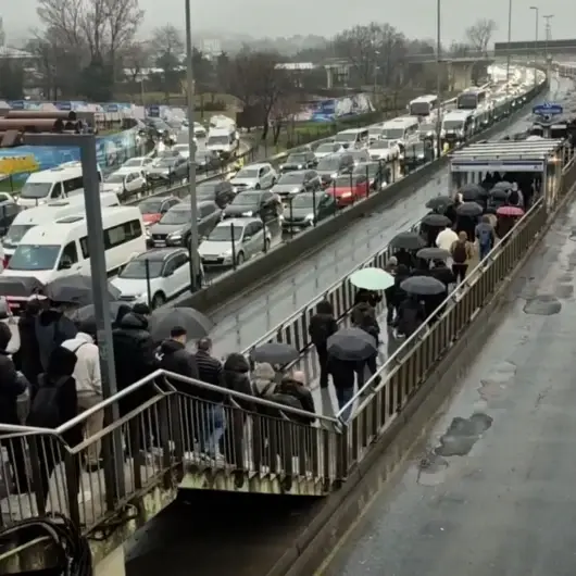 İstanbul'da yağmurun da etkisiyle sabah saatlerinde trafik yoğunluğu yaşanıyor