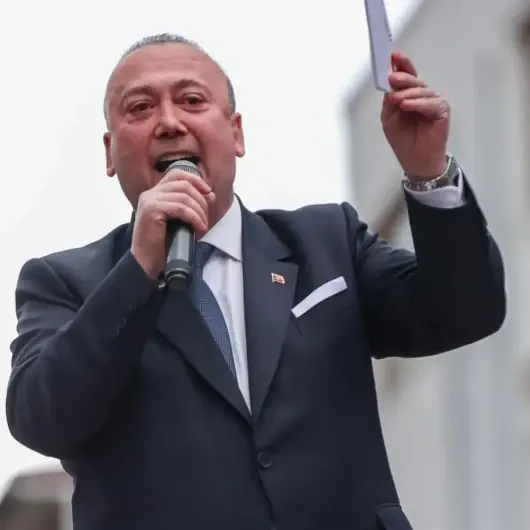 Uşak Belediyesi’ne düzenlenen operasyonda belediye başkanına ait kasada çok sayıda cep telefonu ele geçirildi