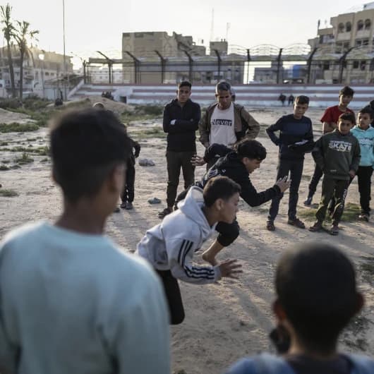 Gazze'de Filistinli gençler antrenmanlarını boş arazide yapıyor