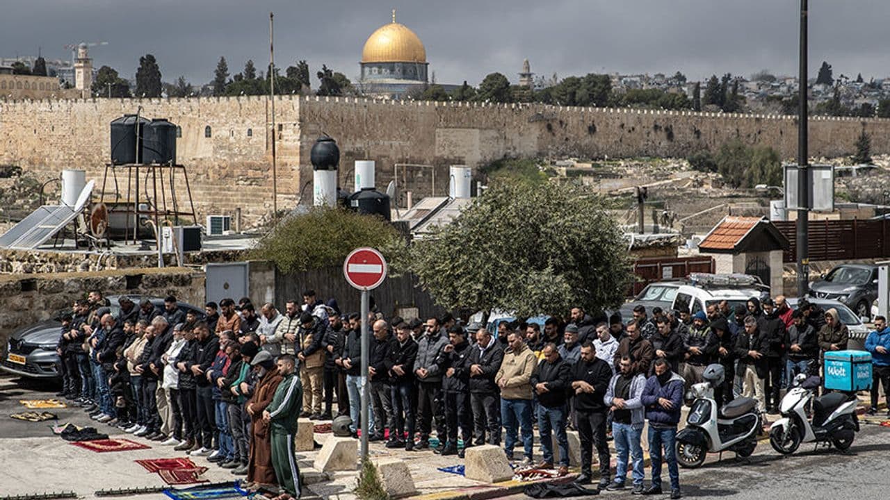 Filistinliler, cuma namazını işgalcilerin kapattığı Mescid-i Aksa'nın çevresinde kıldı