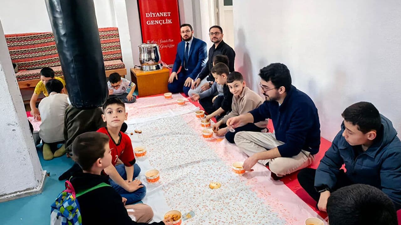 Saraydüzü'nde öğrencilere sıcak çorba ikramı