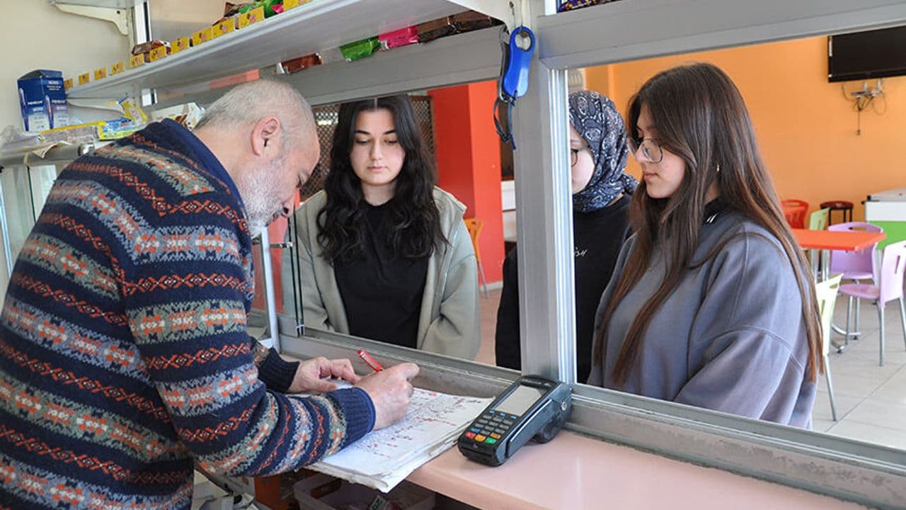 Kütahya’da "zimem defteri" geleneğiyle öğrenciler borçları sildi, erzak dağıttı