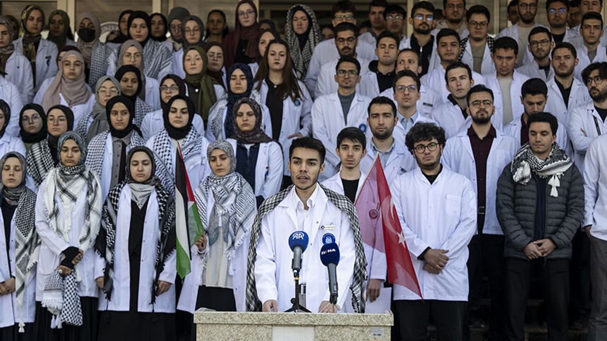 Tıp öğrencilerinden İsrail'in Filistinli esirleri hedef alan "idam yasası"na protesto