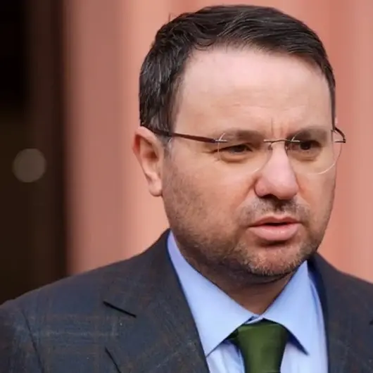 Bakan Gürlek Özgür Özel ve Murat Emir'den kazandığı tazminatı AFAD'a bağışladı