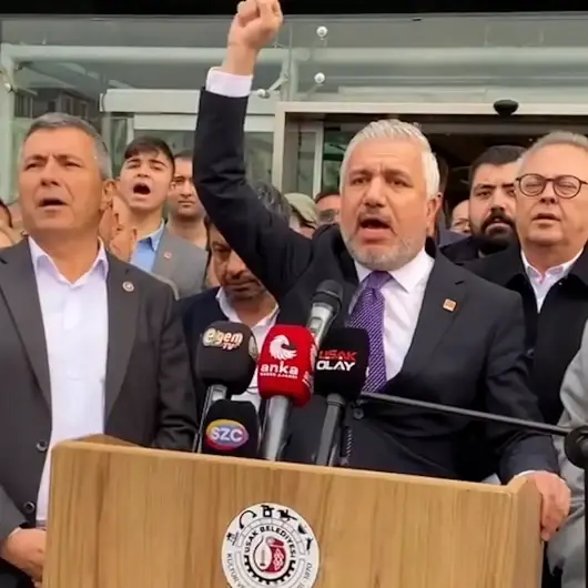 Uşak Belediyesi önünde toplanan CHP’liler “ya hep beraber ya hiç birimiz” sloganı attı