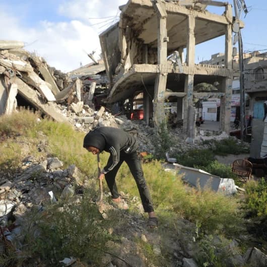 Filistinli Refik yıkılan evinin enkazında ailesini arıyor