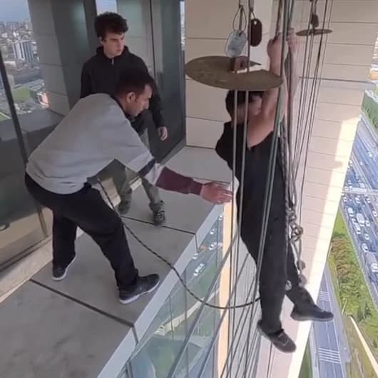 Bağcılar'da akılalmaz görüntü: İSTOÇ binasına gizlice girip en üst kattan kendini böyle aşağı sarkıttı